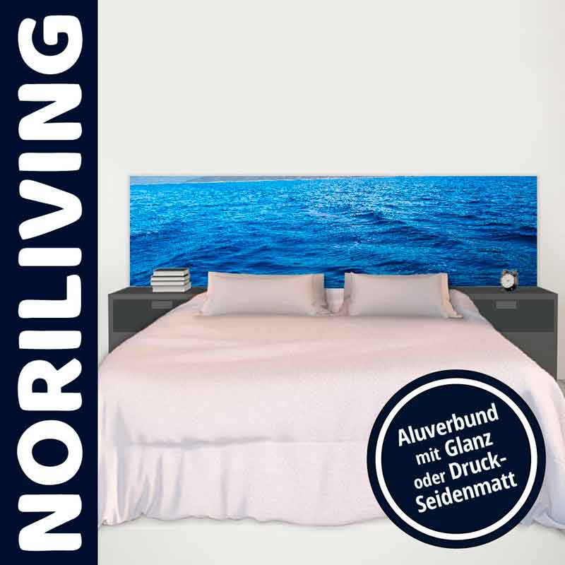 Modernes Schlafzimmer mit stilvollem Doppelbett und Druckmotiv in Meeresoptik auf dem Kopfteil