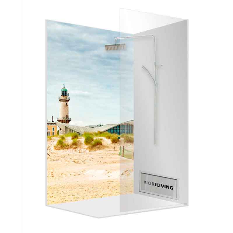 Moderne Dusche mit Glaswand, die ein Strandmotiv mit einem Leuchtturm zeigt, von NORILIVING