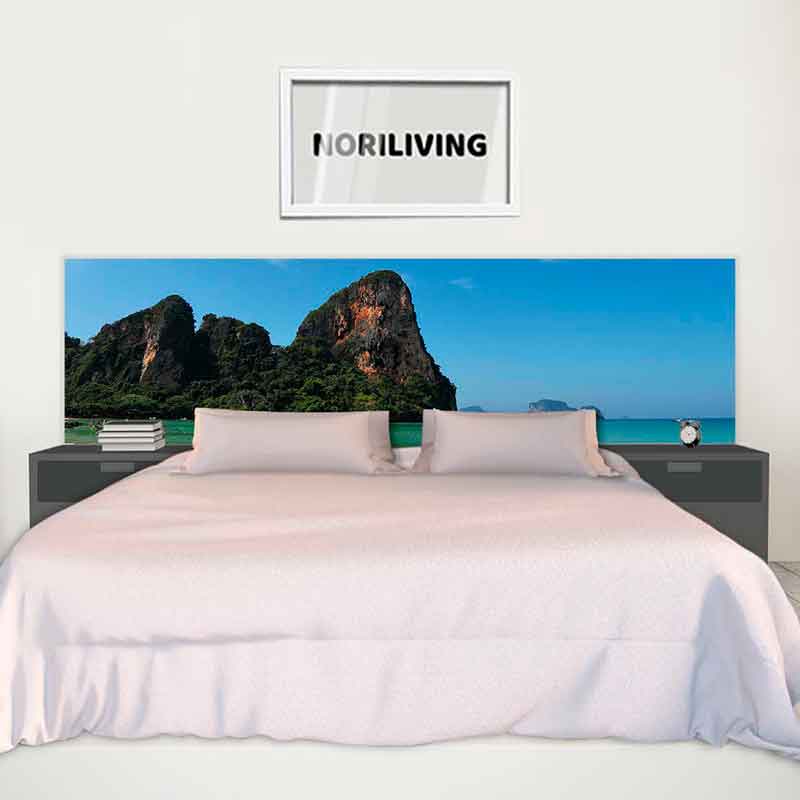 Modernes Schlafzimmer mit Küstenlandschaft als Kopfteil-Dekoration Minimalistisch eingerichtetes Schlafzimmer mit Bett und Landschaftsbild als Kopfteil, darunter ein Bild mit der Aufschrift Noriliving an der Wand.
