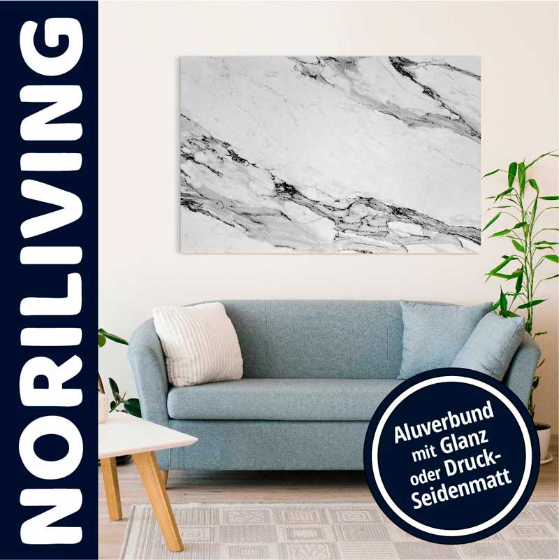 Blaues Sofa mit Kissen vor modernem Marmor-Wandbild, links Noriliving-Logo, rechts runde Beschriftung: Aluverbund mit Glanz oder Druck-Seidenmatt