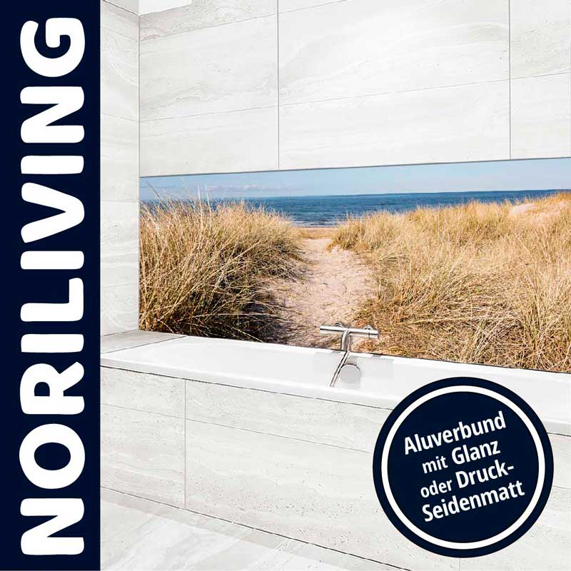Moderner Badezimmerbereich mit Aluverbund-Wandverkleidung, die ein Strandmotiv zeigt, mit Noriliving-Logo an der Seite