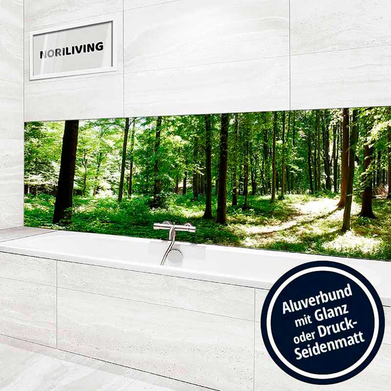 Natur-Wandverkleidung für Badezimmer in Aluverbund mit Glanz oder Druck-Seidenmatt, Noriliving Badezimmer mit Natur-Wandverkleidung in Aluverbund, zeigt einen Wald mit Sonnenlicht, Noriliving Schriftzug