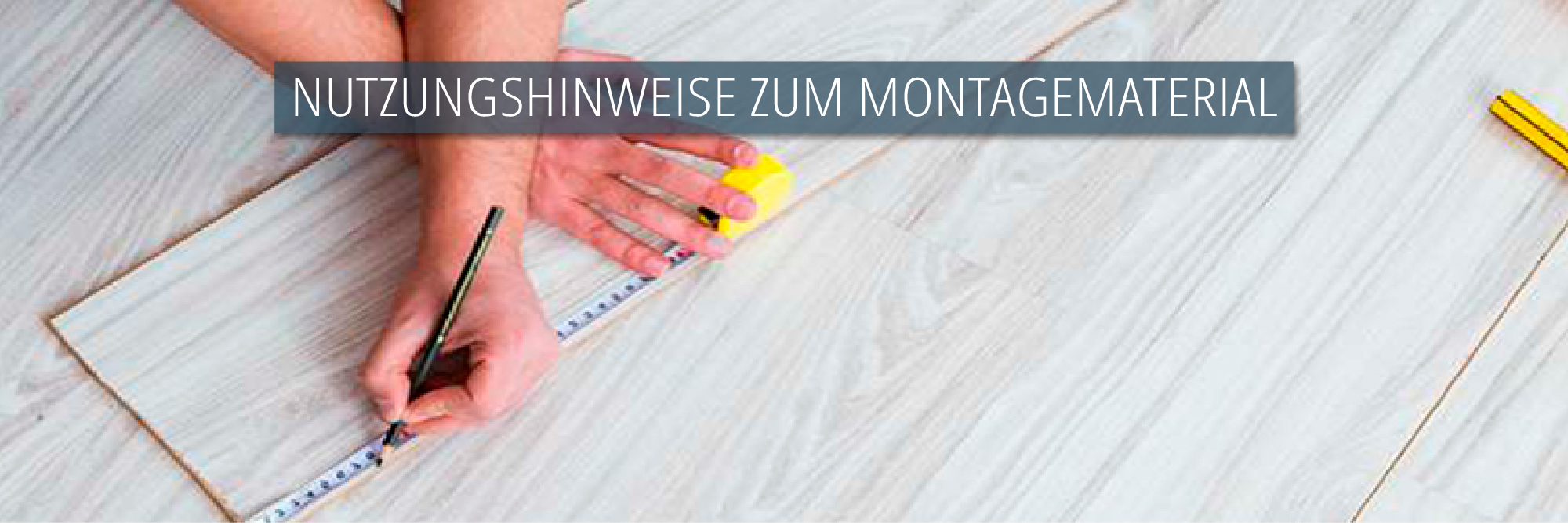 Anleitung zur Verwendung von Montagezubehör Person misst mit Maßband und Bleistift Holzboden ab