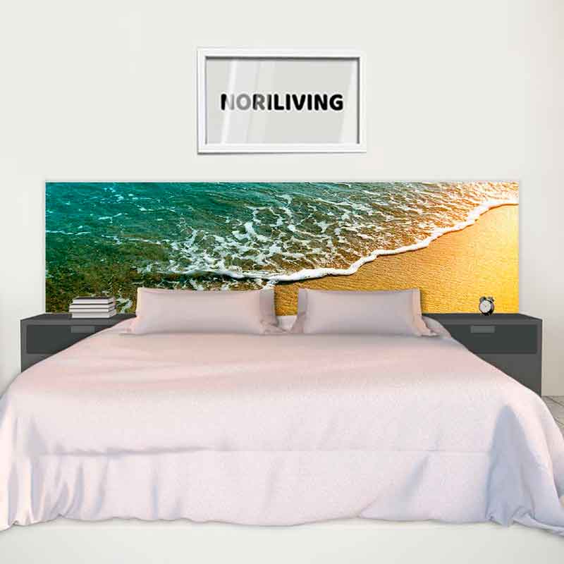 Bett mit Strandbilder-Kopfteil im modernen Schlafzimmer Ein Bett mit einem Kopfteil, das ein Bild von einem Strandmotiv zeigt, dekoriert ein modernes Schlafzimmer mit einem minimalistischen Stil.