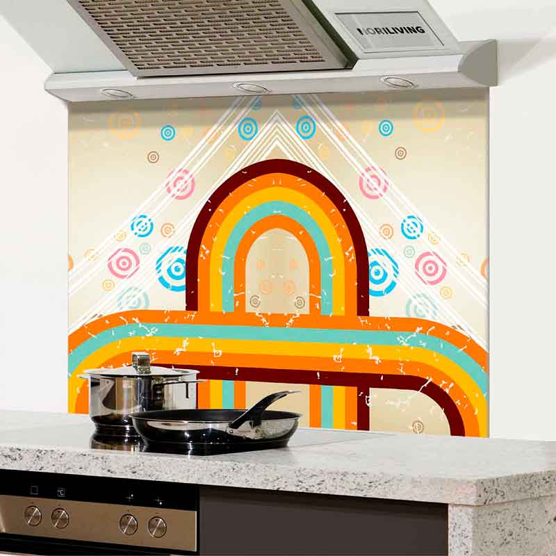 Dekorative Glasrückwand mit Retro-Streifen in Orange, Blau und Braun hinter einem Herd.