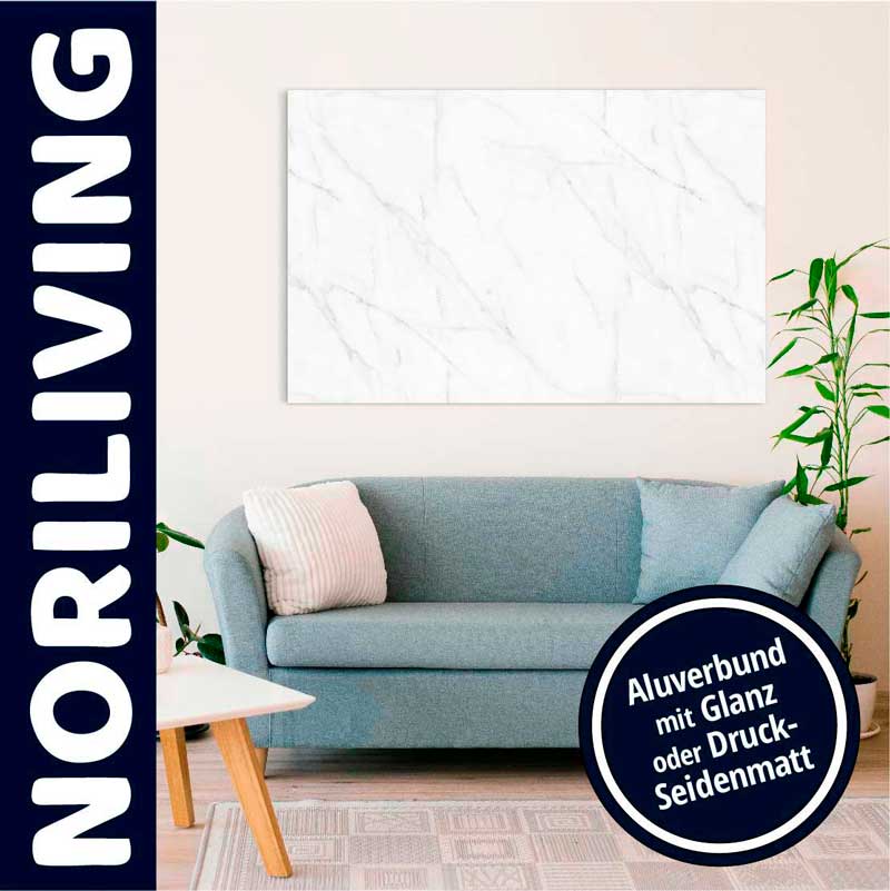 Modernes Wohnzimmer mit blauer Couch, Pflanzen und Aluverbund-Wandbild in Glanz oder Druck-Seidenmatt