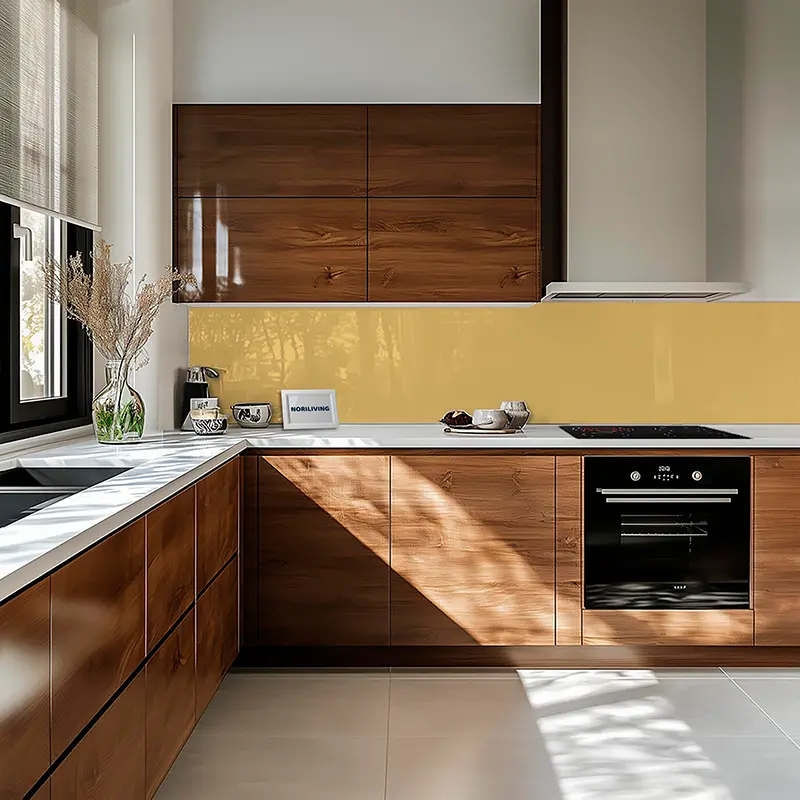 Offene Küche Holzoptik, gelbe Rückwand, eingebauter Ofen