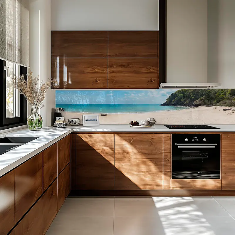 Küchenzeile mit Holzschränken und Strandrückwand