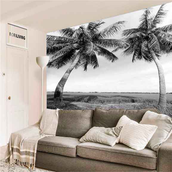 Wohnzimmer mit Sofa und großem Wandbild mit Palmenmotiv in Schwarz-Weiß