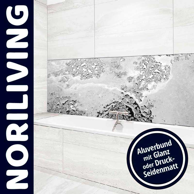 Moderne Badezimmergestaltung mit NORILIVING Aluverbund mit Glanz oder Druck-Seidenmatt Oberfläche und einem stilvollen Wandpaneel über einer Badewanne.