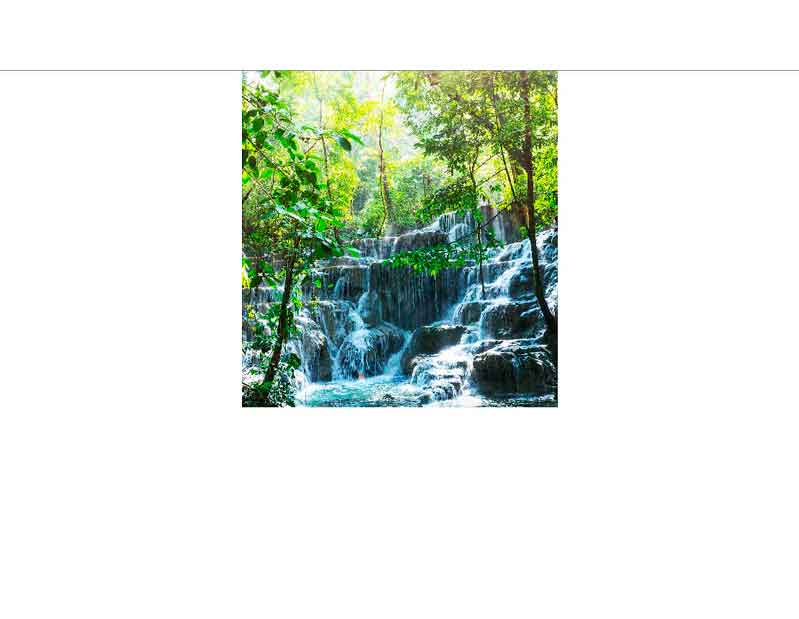 Ein wunderschöner Wasserfall, der in mehreren Kaskaden über Felsen in einem üppigen, grünen Wald fließt, beleuchtet von strahlendem Sonnenlicht.