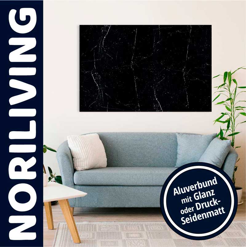 Modernes Wohnzimmer mit schwarzer Wandkunst auf Alubond und blauer Couch von NORILIVING