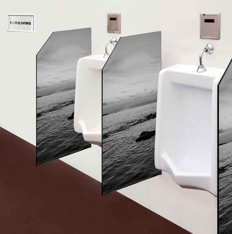 Urinale mit schwarz-weißen Trennwänden, die ein Strandmotiv zeigen