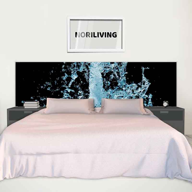 Schlafzimmer mit großem Bett, Wasser-Motiv am Betthaupt und Wandbild mit 'NORILIVING'-Schriftzug