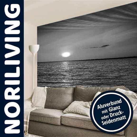 Wohnzimmer mit grauem Sofa und beeindruckender Fototapete, die einen Sonnenuntergang über dem Meer zeigt, daneben steht 'NoriLiving'.