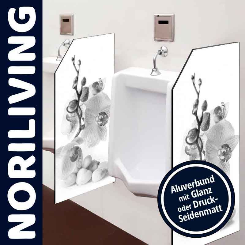 Hochwertige Urinaltrennwand aus Aluverbund mit Orchideenmotiv Urinals mit dekorativer Trennwand im Orchideen-Design in einem modernen Badezimmer