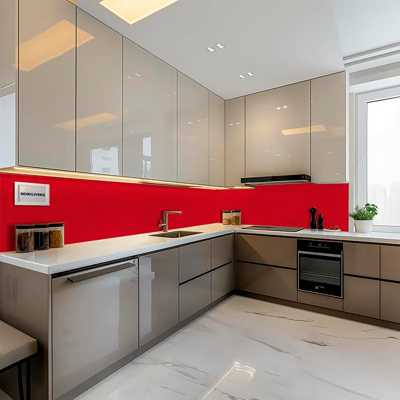 Graue Hochglanzküche mit roter Rückwand