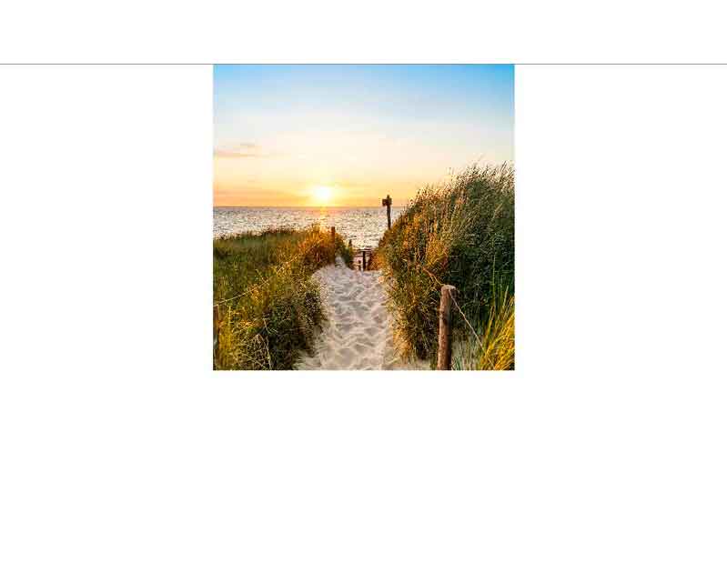 Zugang zum Strand bei Sonnenuntergang Ein sandiger Pfad führt durch Dünen zum Meer, während die Sonne am Horizont untergeht.