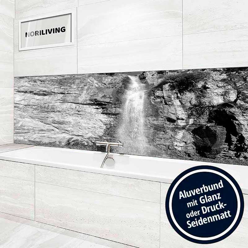 Badezimmer mit stilvoller Natursteinmotiv-Rückwand und Aluminiumverbund in Glanz oder Druck-Seidenmatt