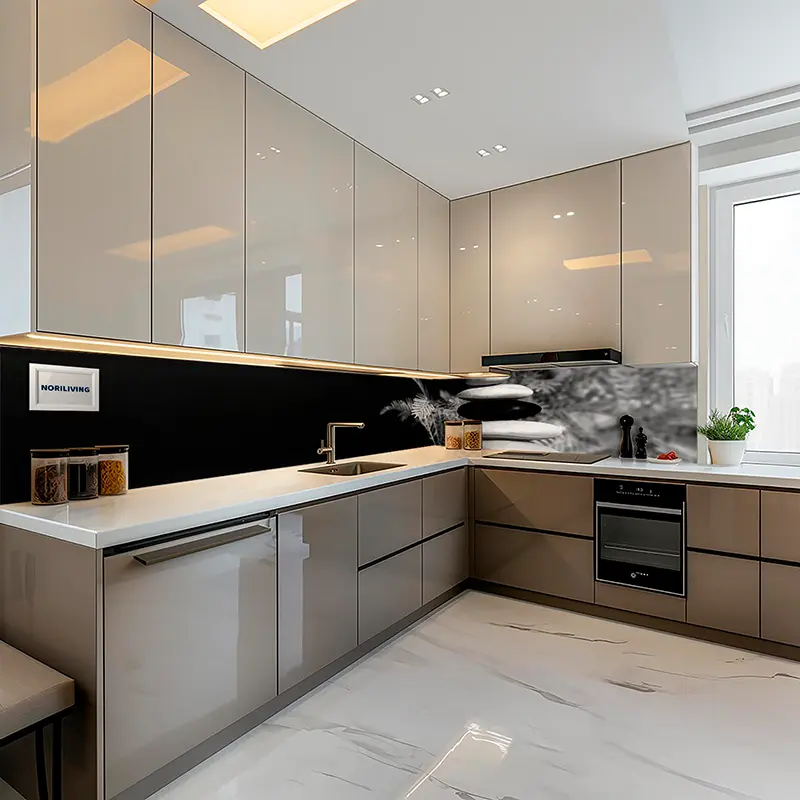 Helle moderne Einbauküche in U/L-Form mit Marmorboden