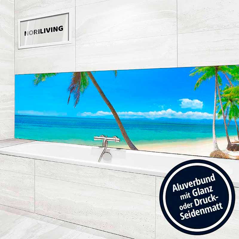 Modernes Badezimmer mit einem großen Strandbild als Rückwand über der Badewanne, Alubond-Material mit glänzender oder seidenmatter Oberfläche.