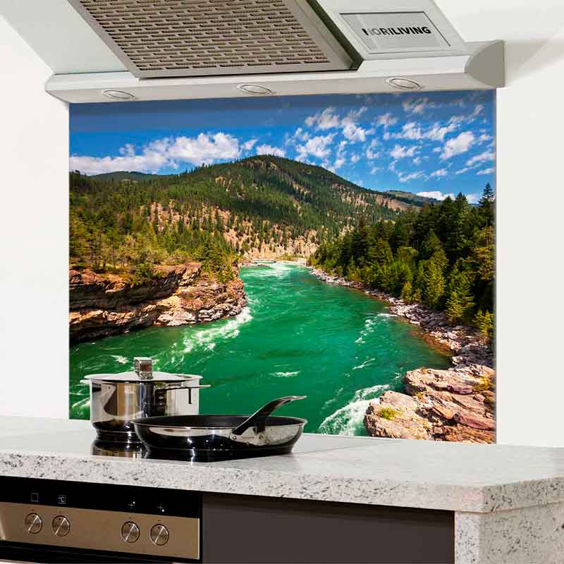 Moderne Küche mit Wandverkleidung, die einen Fluss inmitten einer Berglandschaft zeigt