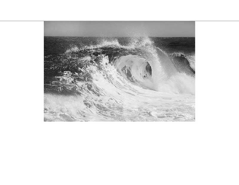 Dramatische Schwarzweißfotografie einer großen brechenden Welle im Meer