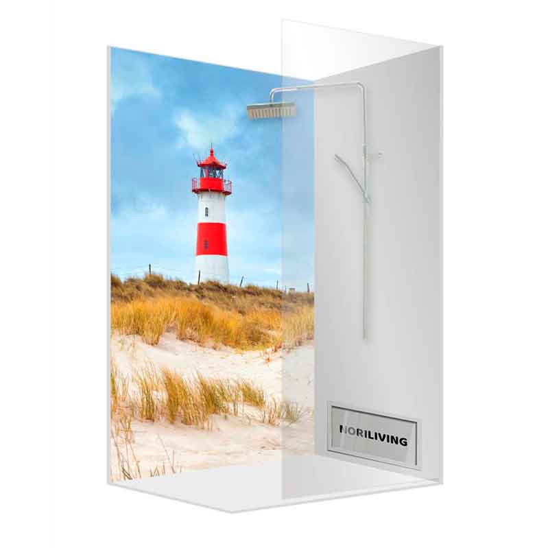 Glasdusche mit einem Bild eines Leuchtturms am Strand, im Hintergrund blauer Himmel