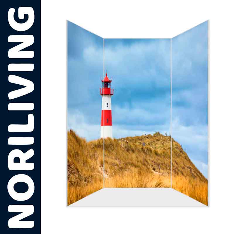 Raumteiler mit Bild eines roten und weißen Leuchtturms auf einer Dünenlandschaft mit blauem Himmel