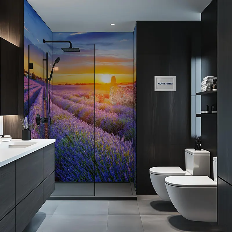 Modernes Badezimmer mit Glasdusche und Lavendelfeld