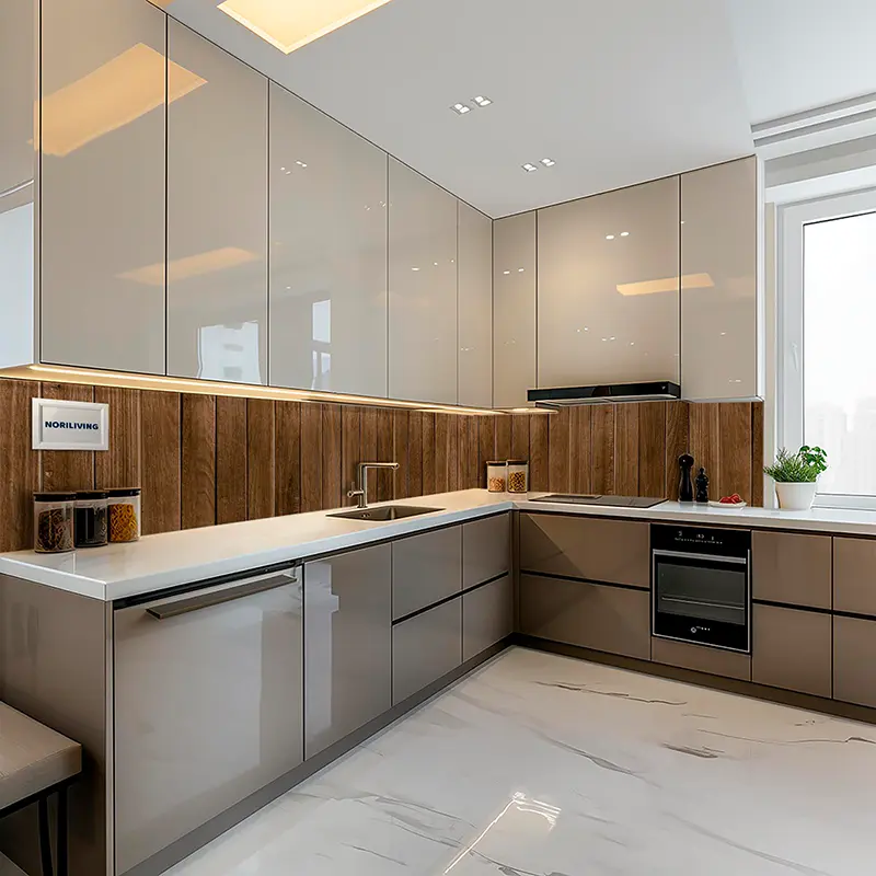 Helle moderne Küche mit Holzrückwand und Einbaugeräten