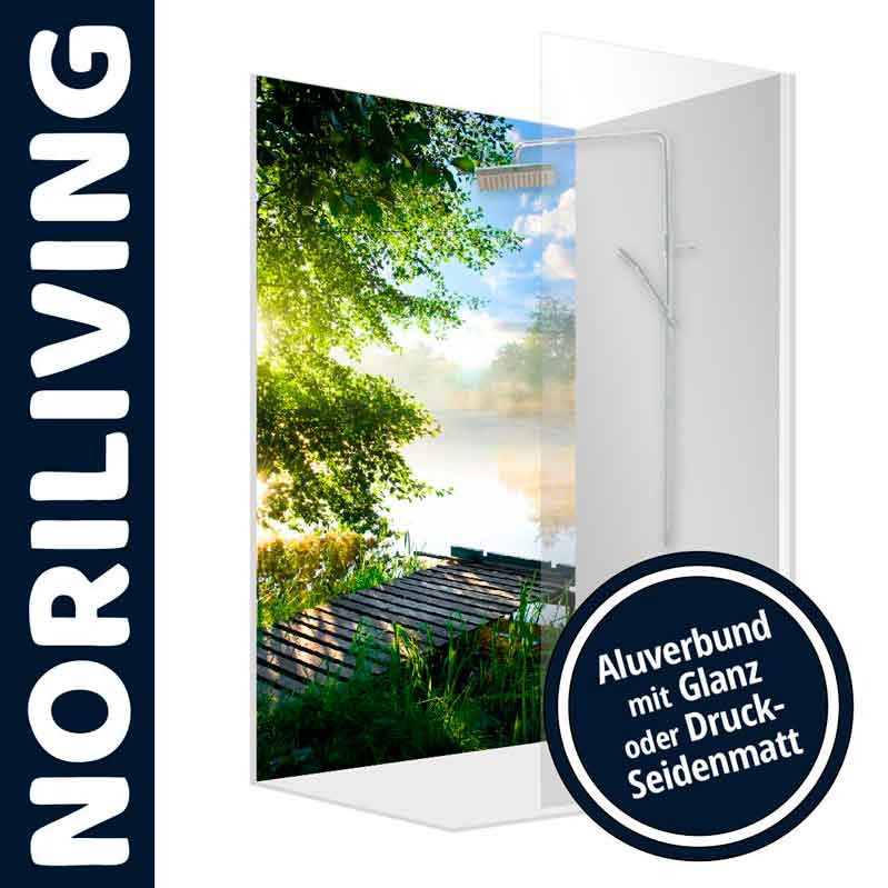 NoriLiving Duschwand mit Landschaftsmotiv aus Aluverbund, glänzend oder seidenmatt NoriLiving Duschwand zeigt eine sonnige Waldszene am Seeufer, erhältlich in Aluverbund mit glänzender oder seidenmatter Oberfläche