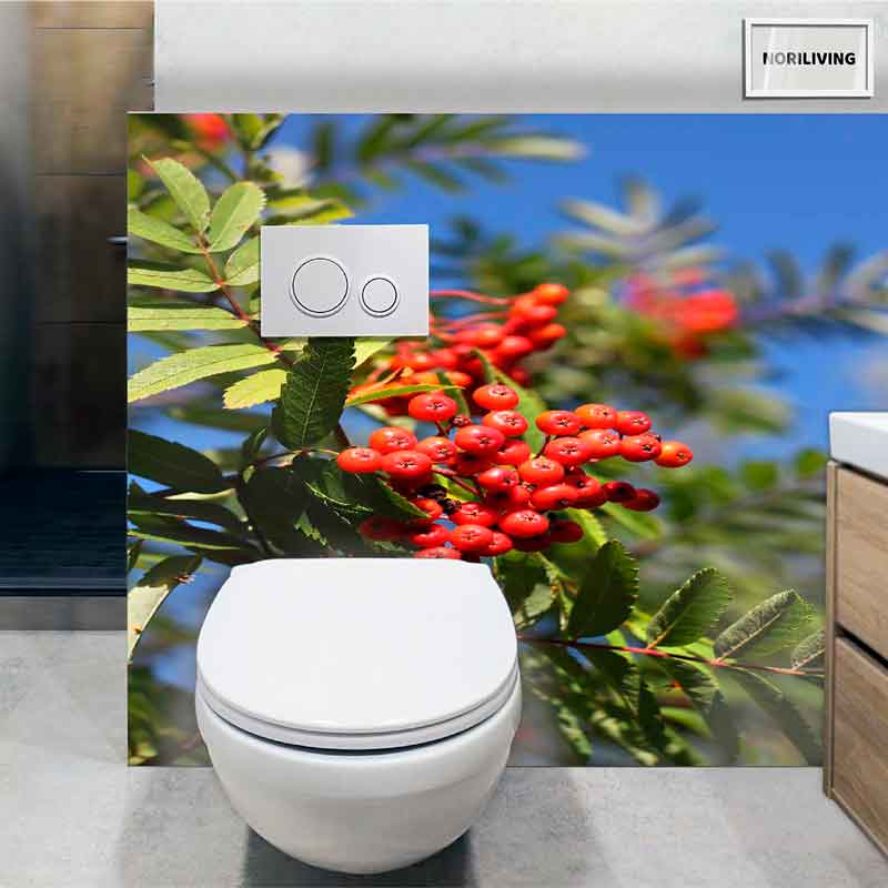 Toilette vor Wand mit Fototapete von roten Beeren und grünen Blättern