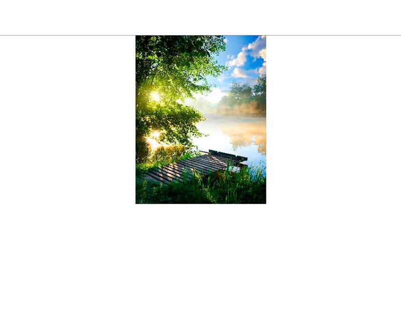 Idyllischer Steg an einem nebligen See mit Sonnenaufgang Ein hölzerner Steg am Ufer eines Sees, umgeben von grüner Vegetation, bei Sonnenaufgang und leichter Nebelstimmung