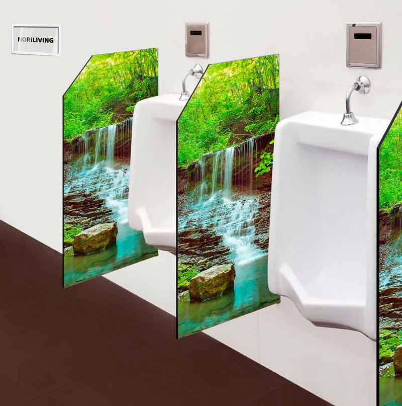 Ein Urinal in einem öffentlichen Badezimmer mit einer Trennwand, die ein schönes Naturmotiv zeigt.