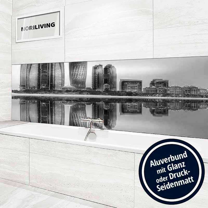 Badezimmer mit Aluverbund-Wandpaneel und Stadtbild, glänzend oder seidenmatt