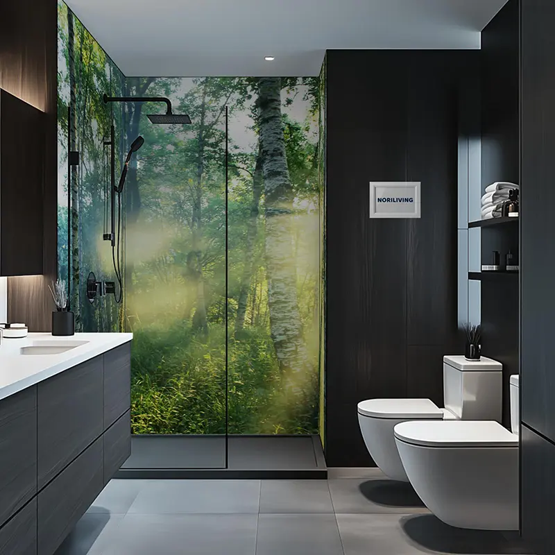 Glasdusche mit fotorealistischer Waldtapete im Bad
