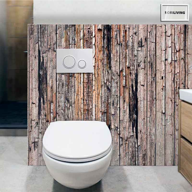 Minimalistisches Badezimmerdesign mit hängender Toilette und rustikaler Holzwandverkleidung