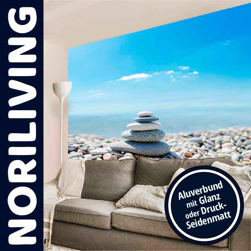Wohnzimmer mit Fototapete von Noriliving, zeigt einen Steinturm am Meer, erhältlich in Aluverbund mit Glanz oder Druck-Seidenmatt