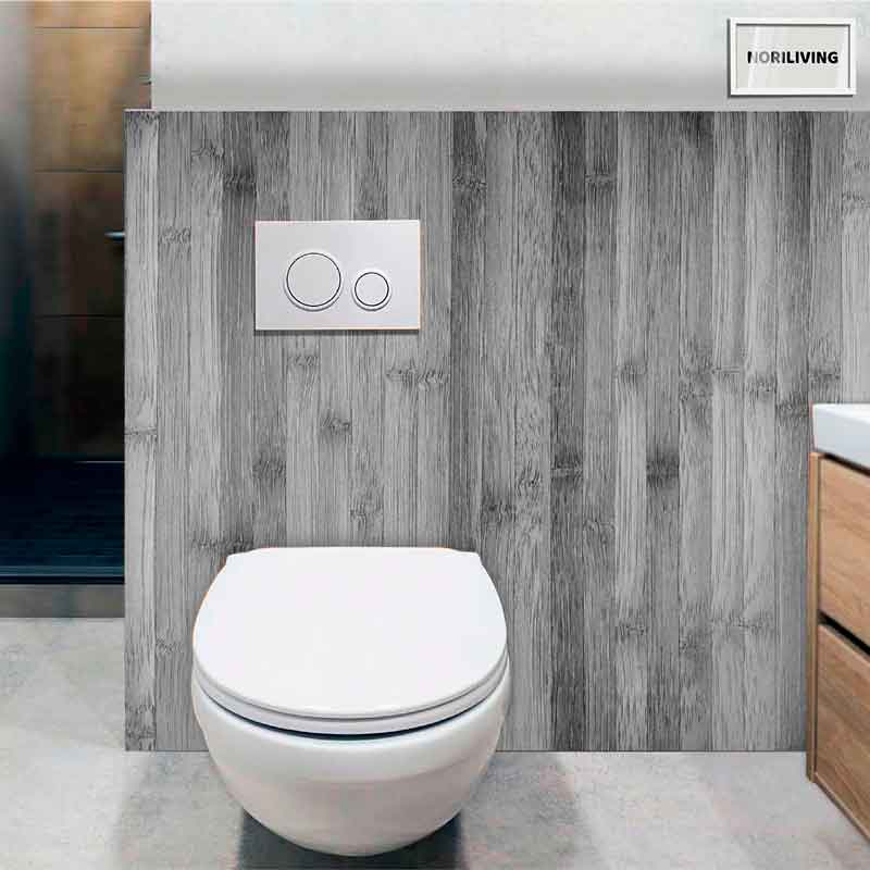 Badezimmer mit moderner Toilette, Holzwand und eleganter Spülung