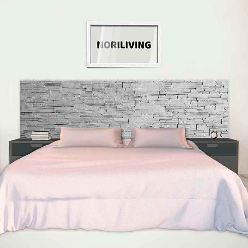 Ein stilvolles Schlafzimmer mit einem Bett, rosa Bettwäsche und einer Steinelement-Wandverkleidung