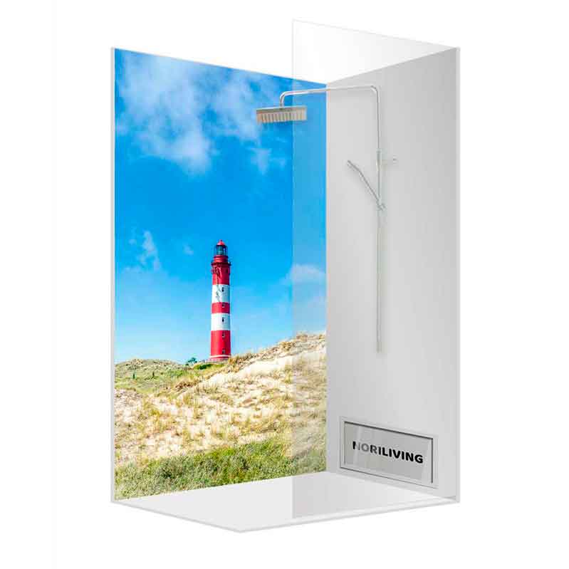 Hochwertige Duschwand mit Motiv eines Leuchtturms und moderner Duscharmatur