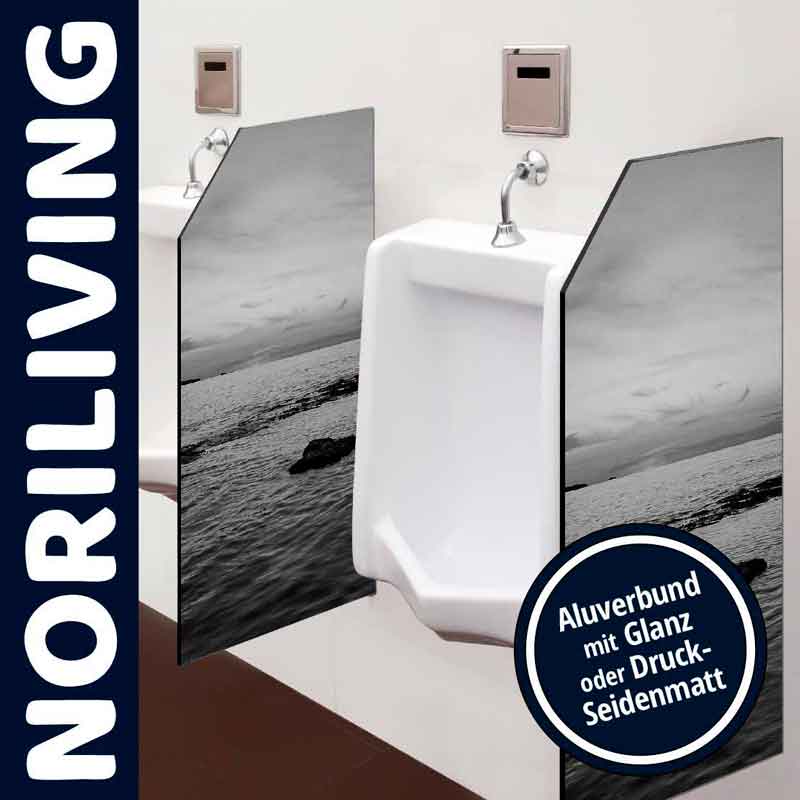 Zwei Urinale mit schwarz-weiß bedrucktem Aluverbund-Trennwand, präsentiert von Noriliving