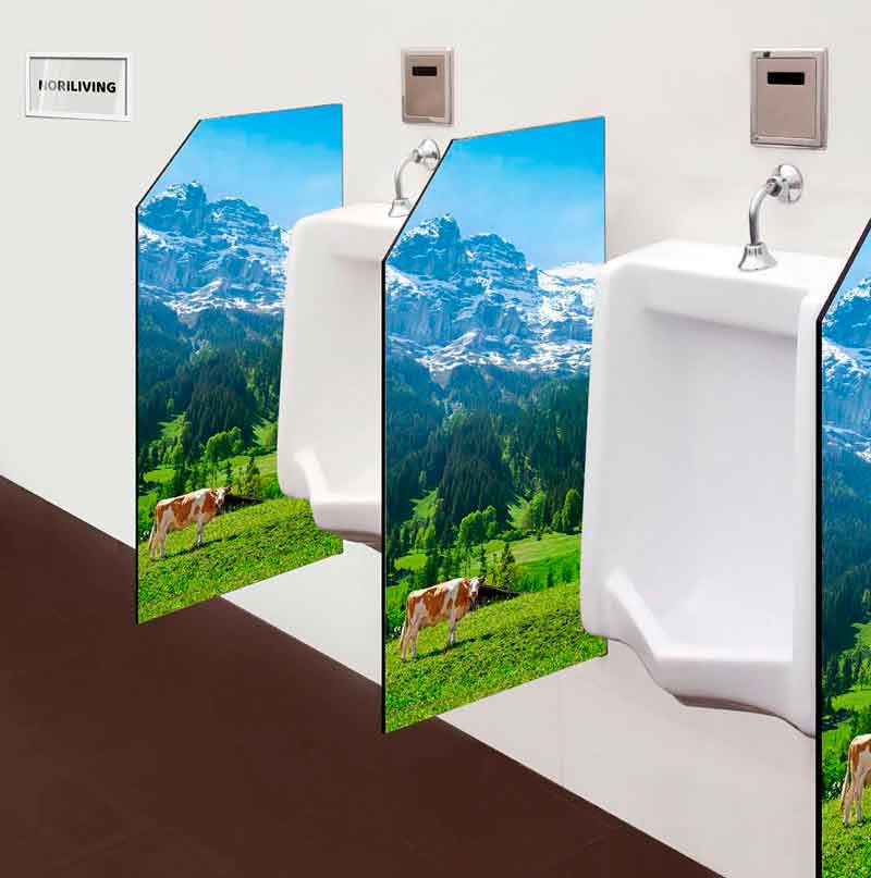 Badezimmer mit Urinalen, die mit Bildern einer Alpenlandschaft dekoriert sind, einschließlich Wiesen und Kühen.