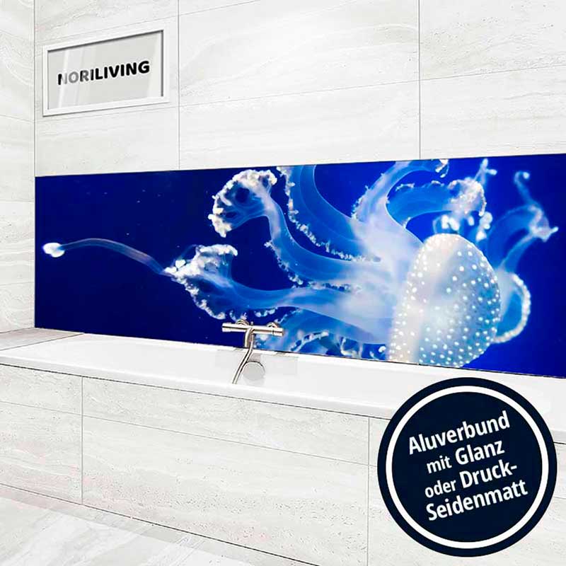 Moderne Badezimmergestaltung mit Aluverbund-Duschwand, die ein beeindruckendes Quallenmotiv in Blautönen zeigt, neben einer weißen Badewanne.