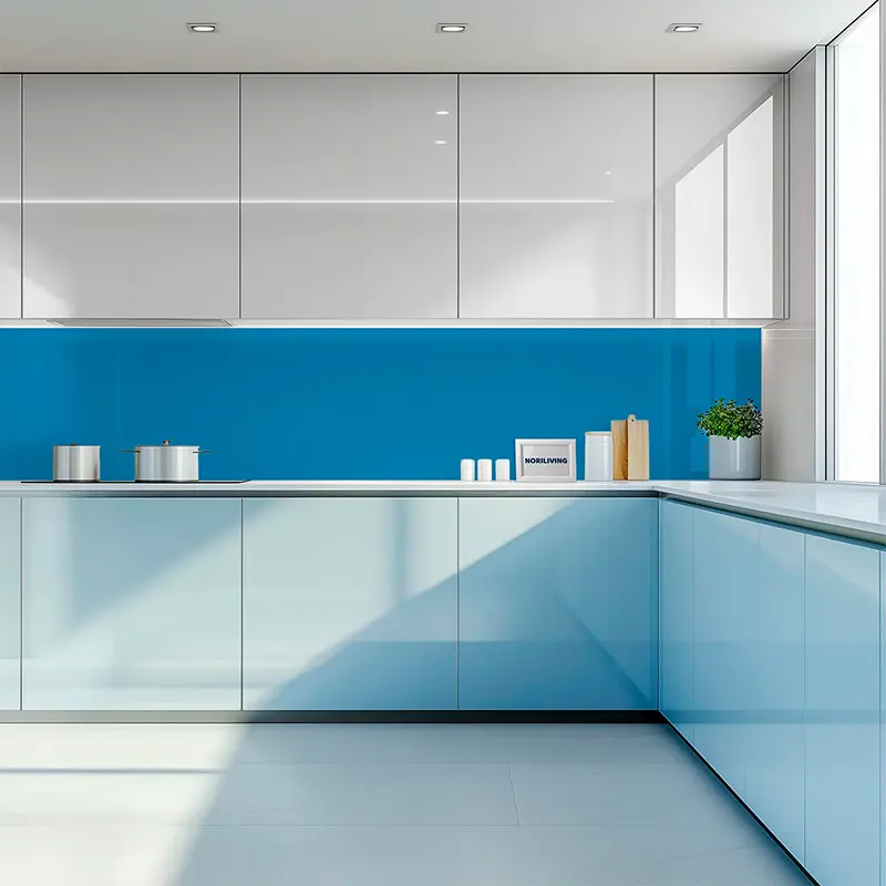 Helle Küche mit blauem Glasrückwand und glänzenden Fronten