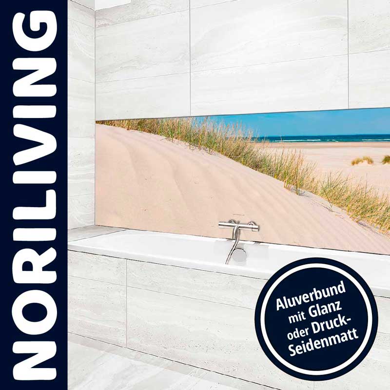 Bad mit Sanddünen- und Küstenmotiv auf Aluverbundplatte über der Badewanne, erhältlich in Glanz oder Seidenmatt