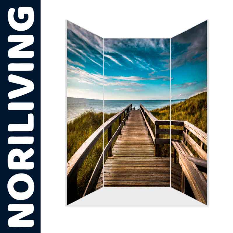 Dekorativer Raumteiler mit Strand-Motiv von NORILIVING Holzsteg zum Strand als Raumteiler-Dekor von NORILIVING mit blauem Himmel