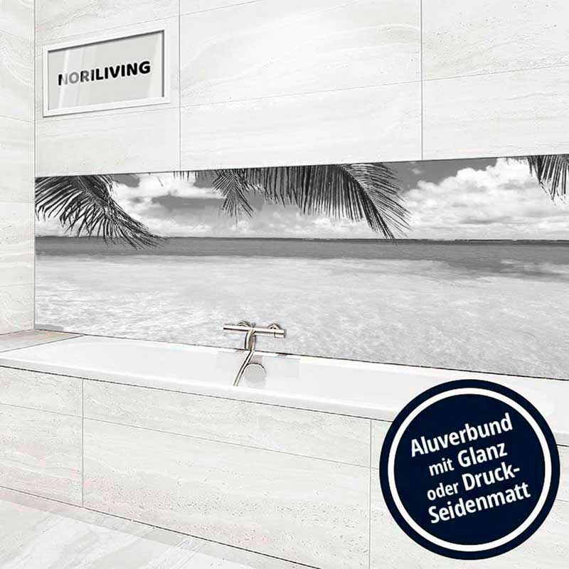 Badezimmer mit Wandverkleidung aus Aluverbund, die ein Strandmotiv zeigt, darunter Palmen und Meerhorizont