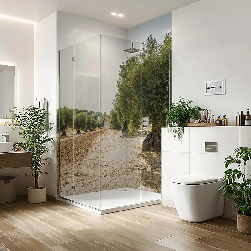 Modernes Bad mit Glasdusche und Olivenhain-Motiv